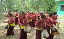 परम्परा जोगाउन पञ्चेबाजा बजाउँदै महिला